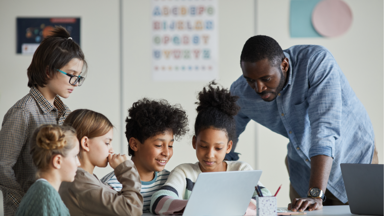 A implementação de uma educação antirracista nas escolas é essencial para promover um ambiente inclusivo e igualitário. Essa abordagem não apenas combate o racismo, mas também valoriza a diversidade cultural, contribuindo para a formação de cidadãos conscientes e respeitosos.
